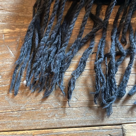 Kenneth Cole New York Silk and Cashmere Velvet Fringe Scarf🖤 - Picture 9 of 9